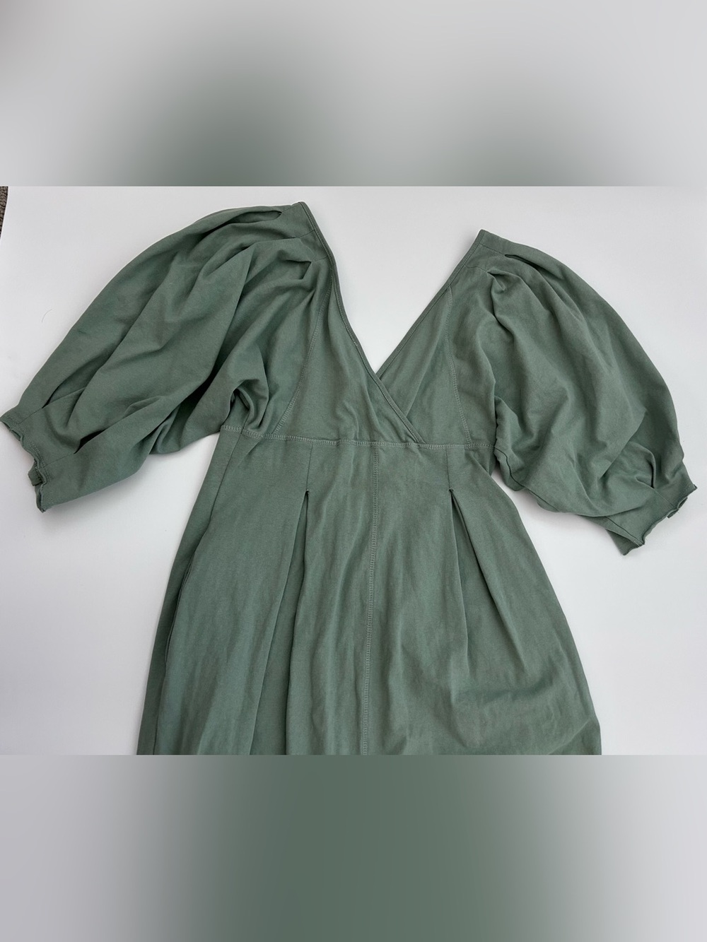 Free People Lotta Love Romper
XS
Sage Green
Puff Sleeve
Pleated
Reversible
Boho - Picture 5 of 14